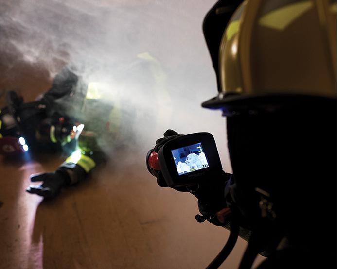 Thermal Imaging vs Traditional Night Vision: Which Technology Is Better for Professional Operations?(pic1)